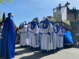 Los cofrades han portado este domingo el paso de Cristo Resucitado.