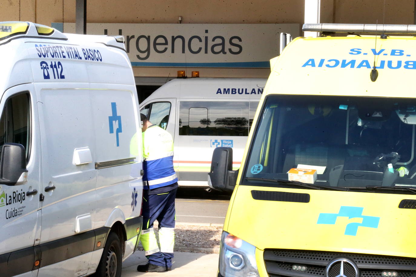 Ambulancias junto a Urgencias del San Pedro.