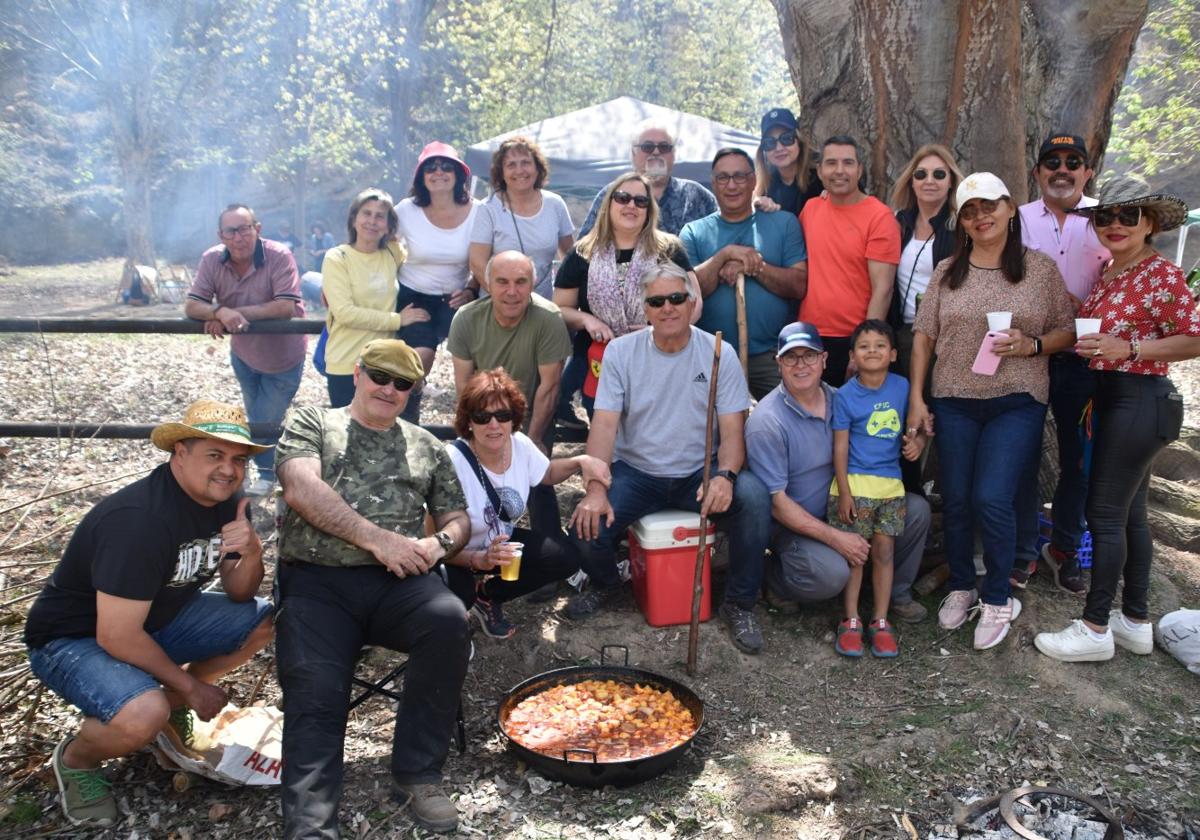 Una de las cuadrillas que celebró la fiesta de la traída del agua en el prado de Clunia.