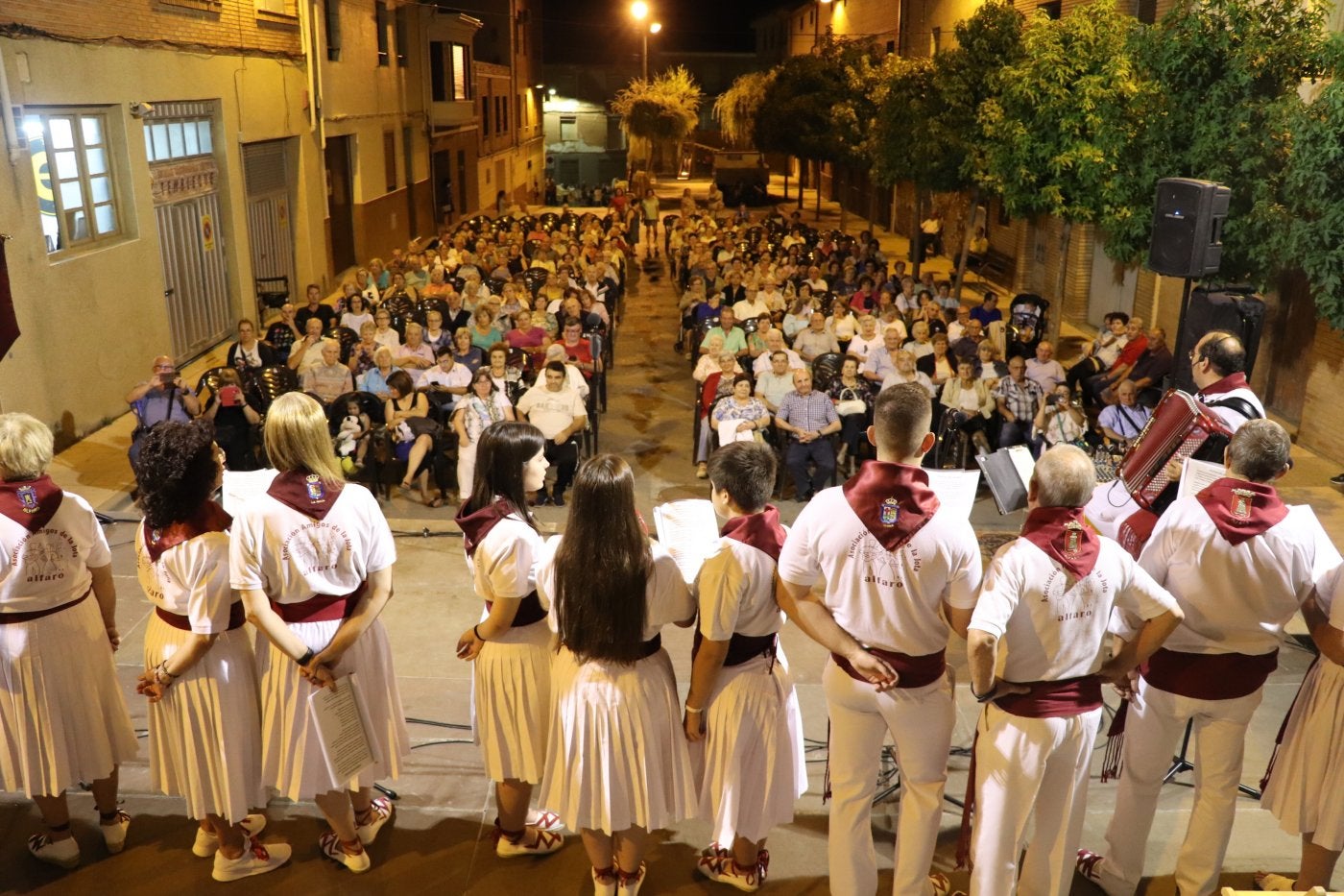 Un grupo de joteros, sobre el escenario durante las fiestas de El Burgo en Alfaro.