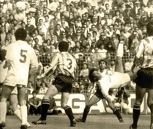 Sánchez tras la acrobacia sigue la pelota con la mirada