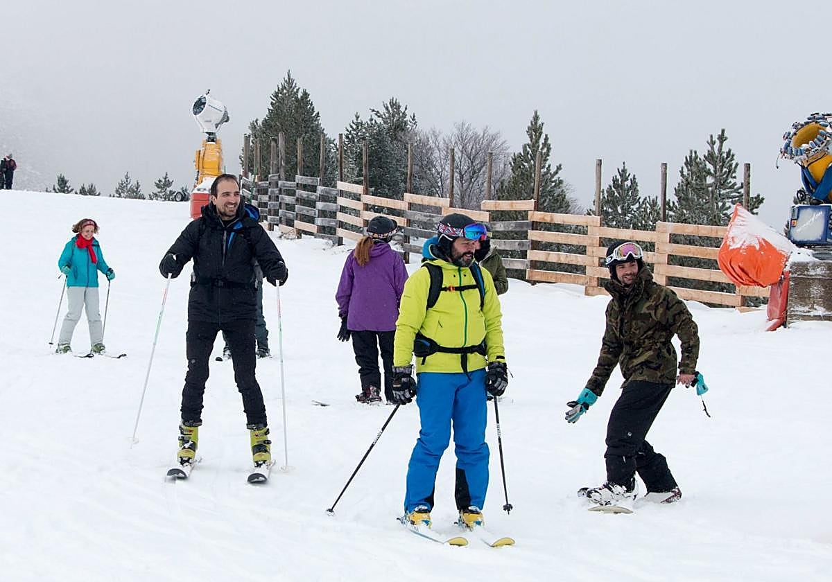 Esquiadores durante la temporada recién terminada.