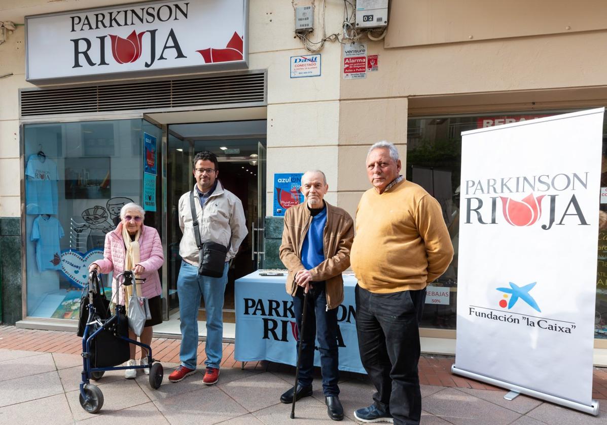 Los usuarios de la Asociación Parkinson Rioja Maribel Orío, Luis Miguel Sainz, Julio Verdú y José Ángel Laredo tratan de seguir adelante a pesar de las limitaciones derivadas de la enfermedad de Parkinson.