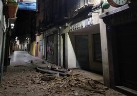 La calle Mayor de Nájera, cortada por el desprendimiento del alero de un edificio