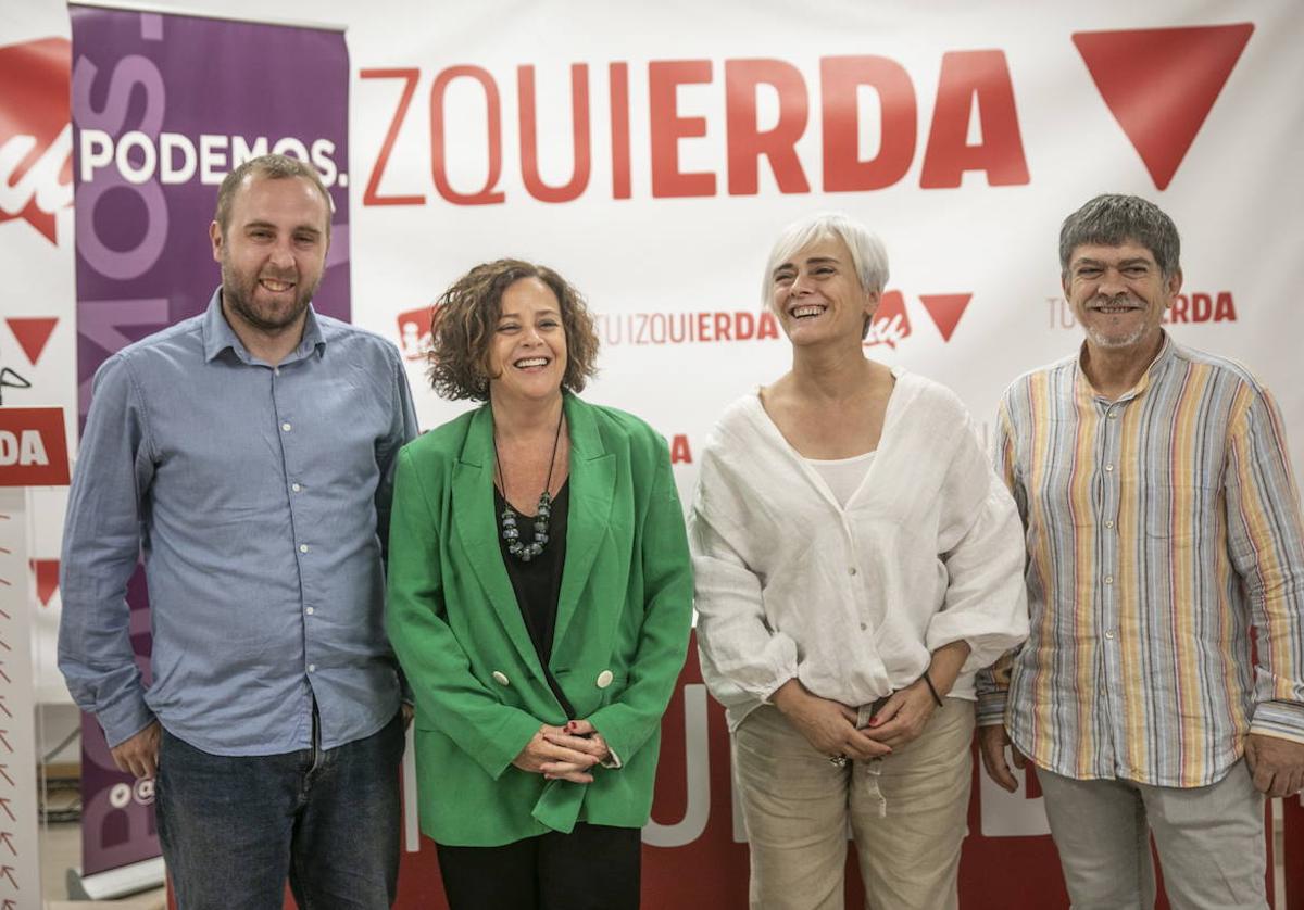 Mendiola y Henar Moreno (IU), con Arantxa Carrero y Luis Illoro (Podemos), en una imagen de archivo.