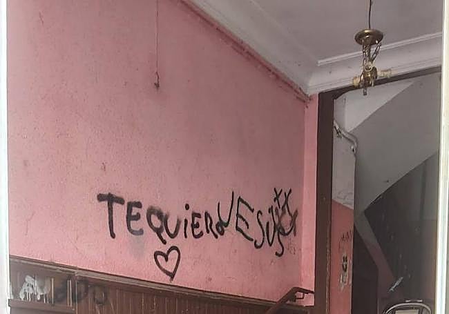 El portal está lleno de pintadas y porquería.