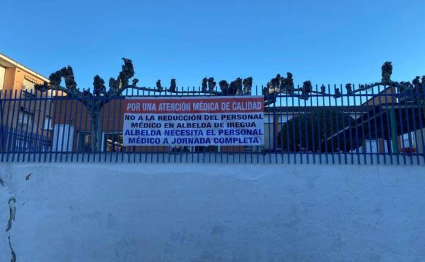 Pancarta colgada en la entrada del consultorio médico de Albelda de Iregua el pasado mes de febrero.