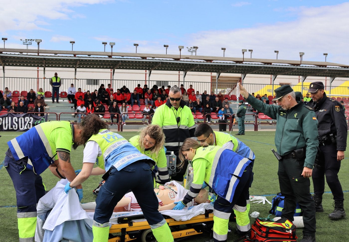 Simulacro de actuación de las fuerzas de seguridad y personal sanitario durante la jornada organizada por la Federación Riojana.