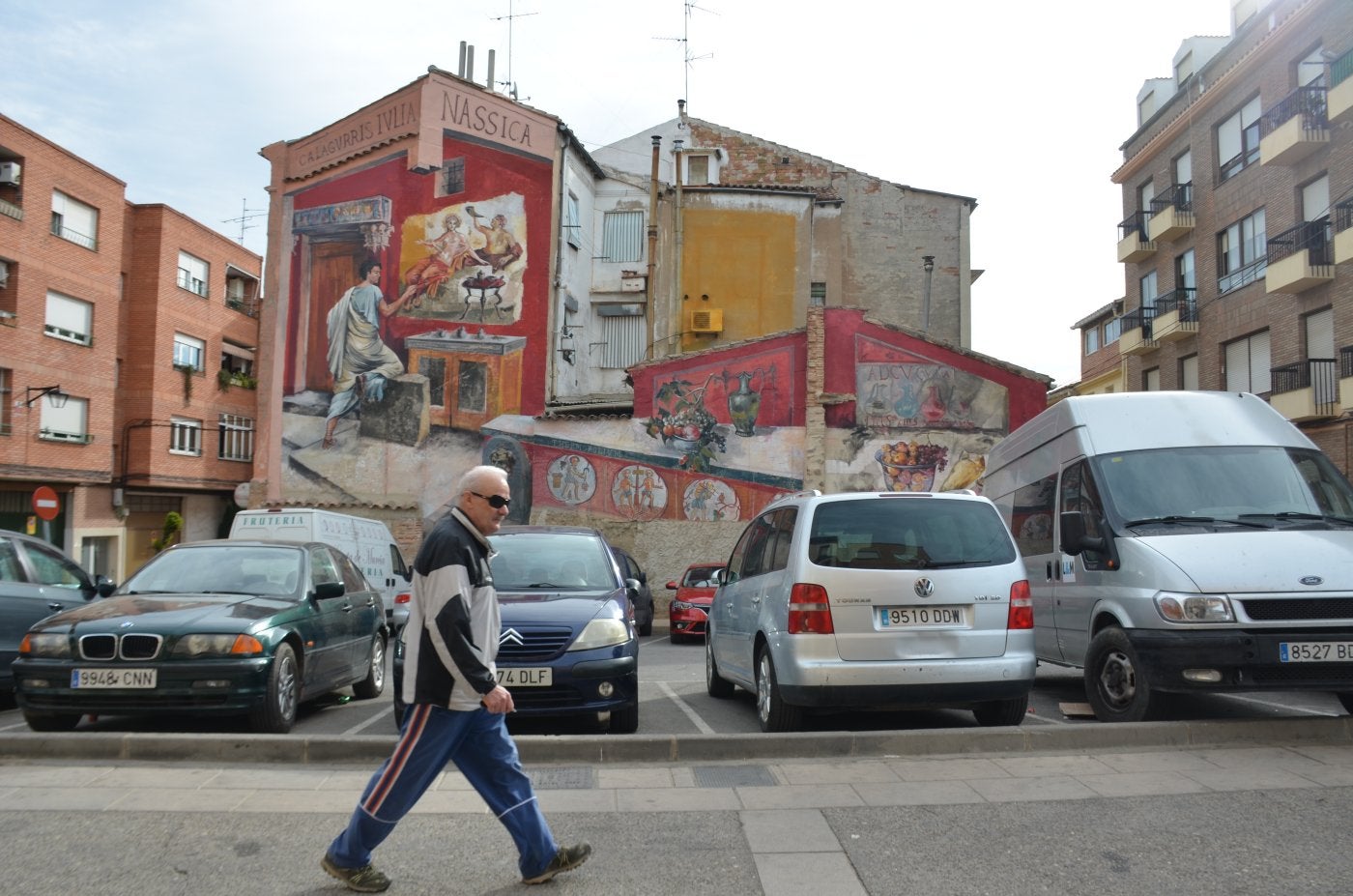 Calles Santiago y Carreteros. Hay disponibles un total de 14 plazas de aparcamiento.