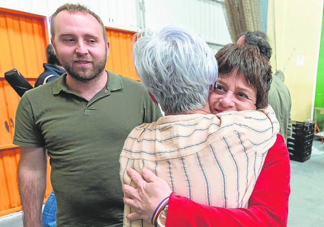 Carrero y Moreno se funden en un abrazo ante la mirada de Diego Mendiola.