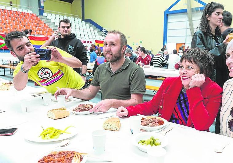 Diego Mendiola, Henar Moreno y Arantxa Carrero, durante la comida republicana celebrada este viernes en el polideportivo de Fuenmayor.