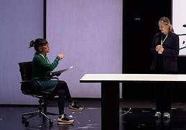 Las actrices Candela Peña y Pilar Castro en una de las escena de 'Contracciones', que hoy presentan en el Bretón logroñés.