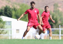 Pablo Santana juega el balón en un entrenamiento del Calahorra.