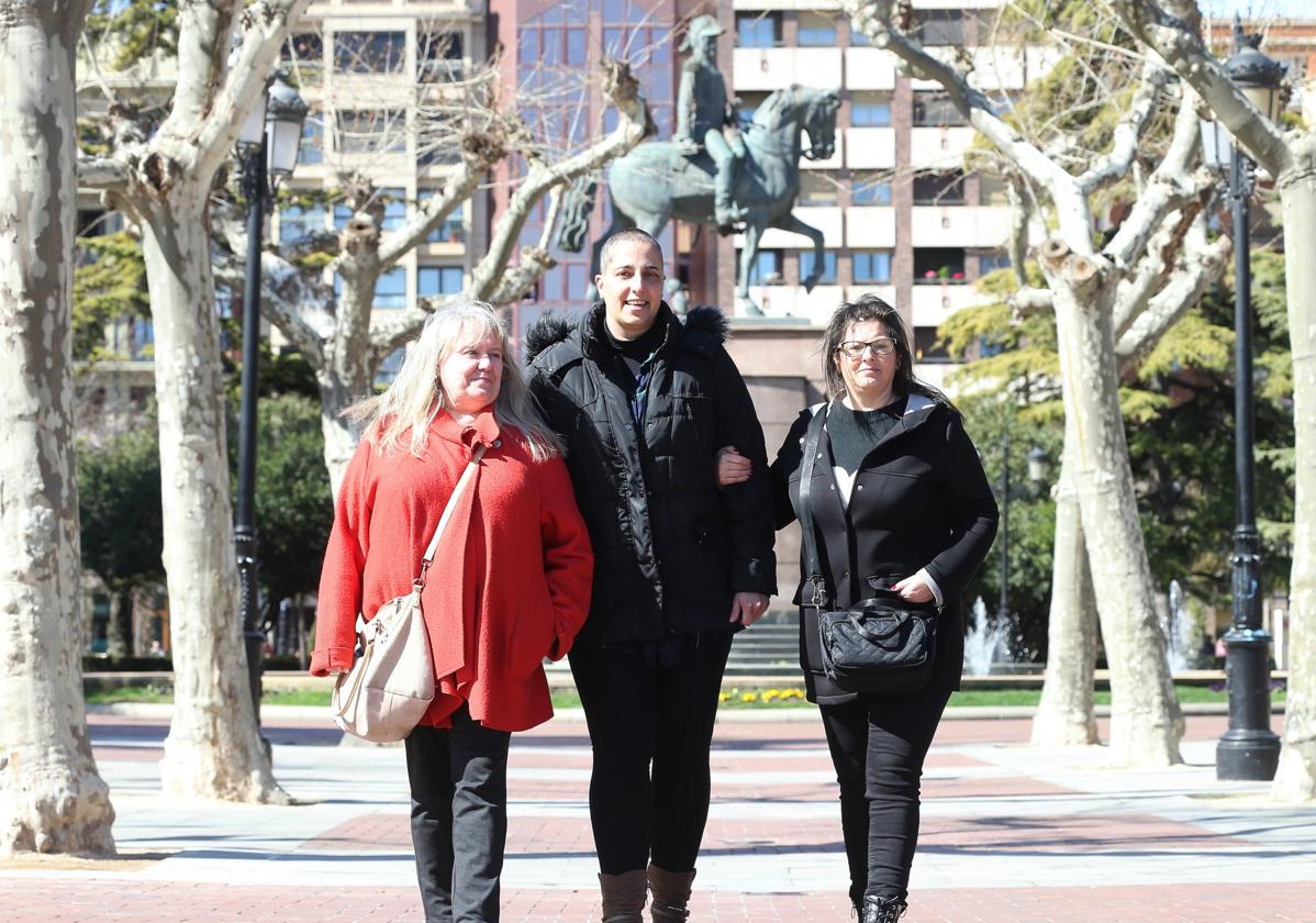 Irene Escorza, Tamara de la Horra y Noemí Pascual, afectadas de covid persistenete, en El Espolón.