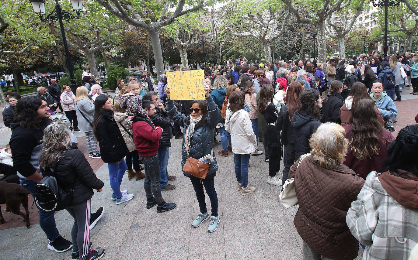 Decenas de personas se concentran para pedir medidas urgentes contra laviolencia machista