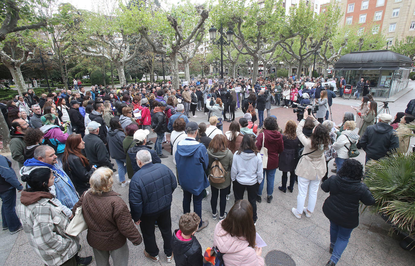 Decenas de personas se concentran para pedir medidas urgentes contra laviolencia machista