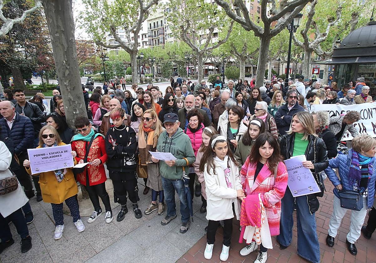 Decenas de personas se concentran para pedir medidas urgentes contra laviolencia machista