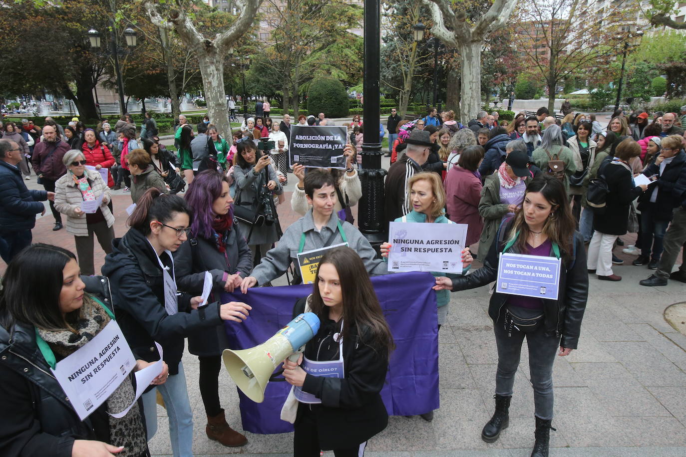 Decenas de personas se concentran para pedir medidas urgentes contra laviolencia machista