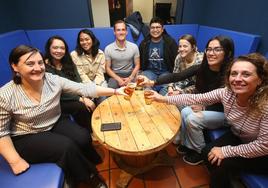 Laura, Sandy, Czarina, Stefan, Christian, Leigh, Daniela y Noemí, de izquierda a derecha en una quedada de intercambio de idiomas en Logroño.