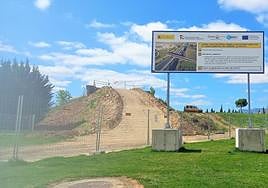 La rampa del puente sobre la AP-68, aún sin finalizar, aparentemente presenta una pendiente muy inclinada y el portavoz de la AA VV Entre Ríos, Abel Hernando, expone que «por lo menos tienes que ser Indurain» para poder acceder.