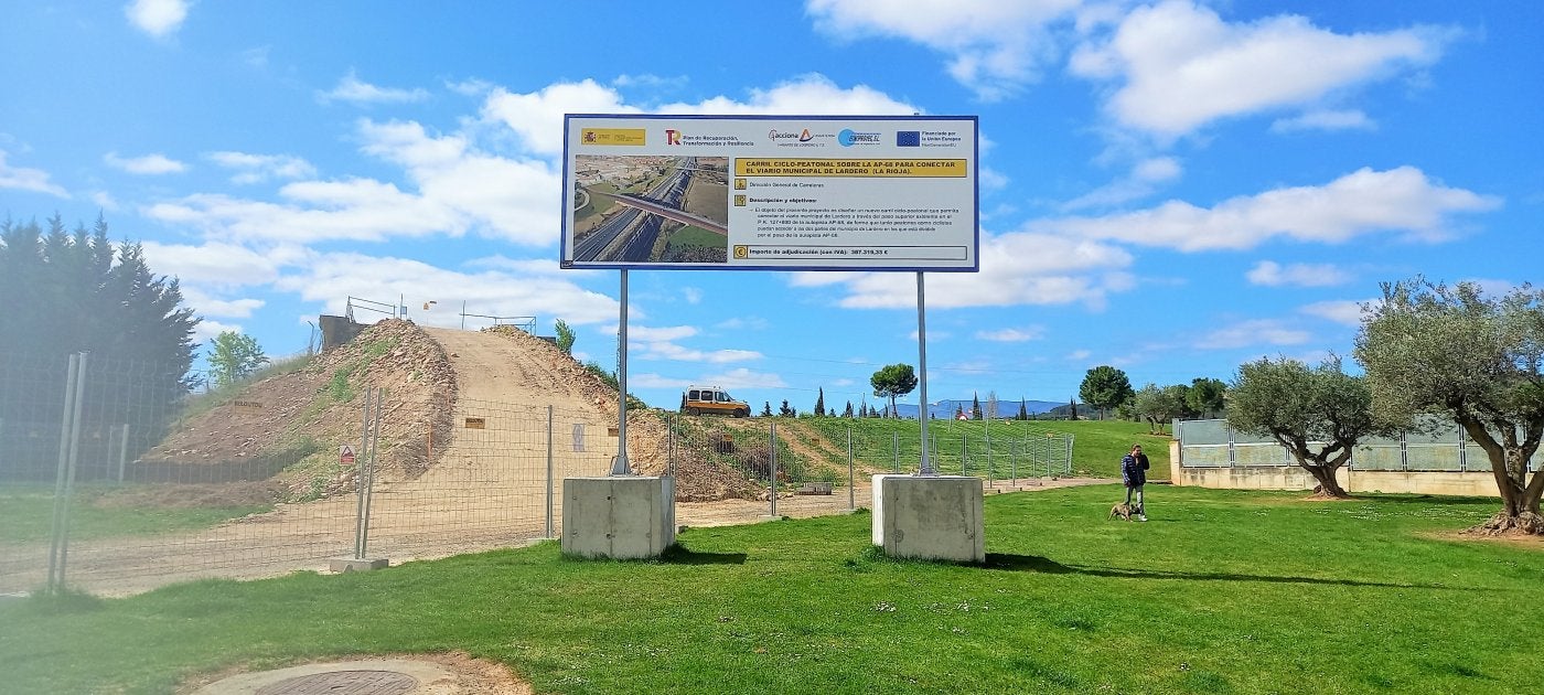 La rampa del puente sobre la AP-68, aún sin finalizar, aparentemente presenta una pendiente muy inclinada y el portavoz de la AA VV Entre Ríos, Abel Hernando, expone que «por lo menos tienes que ser Indurain» para poder acceder.