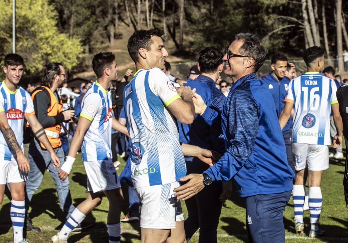 Miguel Martínez y Arturo Guerra chocan sus manos celebrando el ascenso de su equipo el domingo pasado en La Salera.