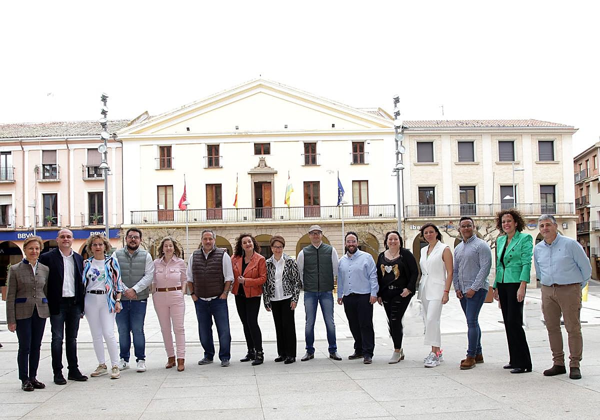 De izquierda a derecha: Guadalupe Fernández, Wadimiro Martinez, Beatriz Rosell, Adrián López. Verónica Malumbres, Fernando Almazán, Encarna Rodriguez, Yolanda Preciado, Enrique Melero, Alberto Martinez, Leyre Marcila, Pilar Armendáriz, Luis Zambrano, Noelia López, José Luis Segura (Falta Jesús Pérez)