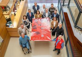 Organizadores, patrocinadores y colaboradores posaron con el cartel.