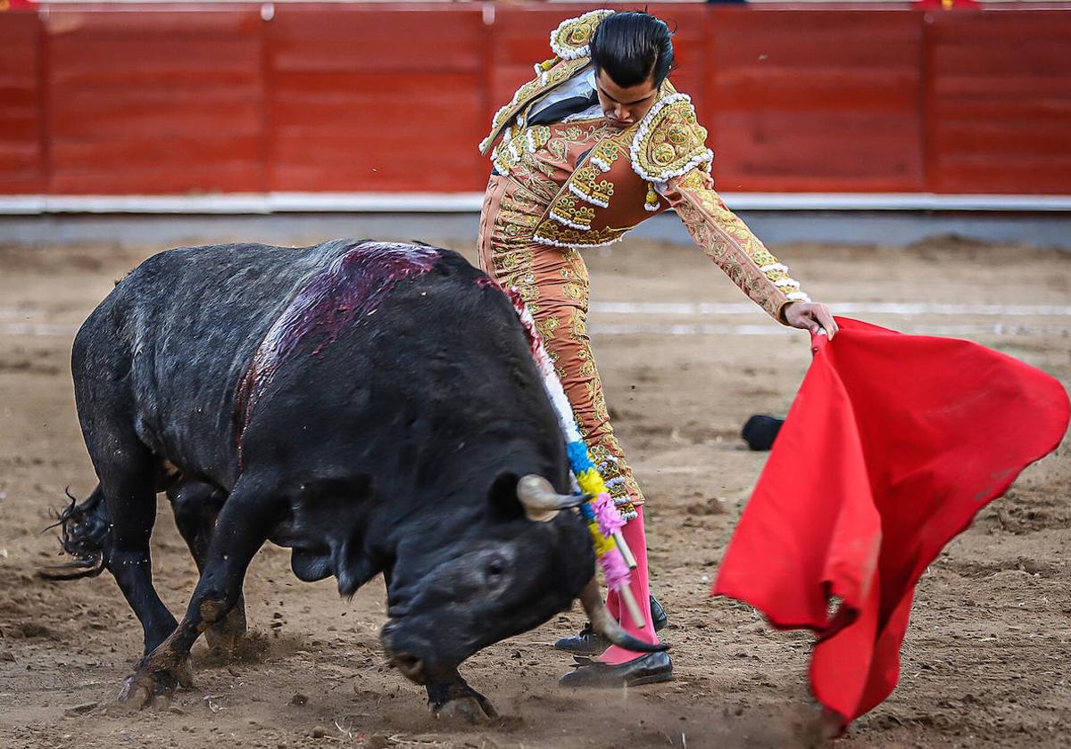 El torero mexicano Ernesto Javier 'El Calita' dando un natural.