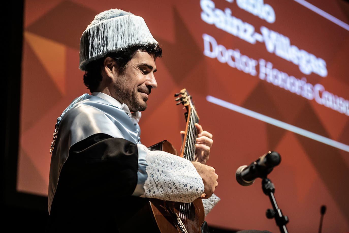 Pablo Sáinz-Villegas, investido Doctor Honoris Causa de la UR