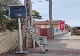 Instalación de radar en avenida de Madrid.