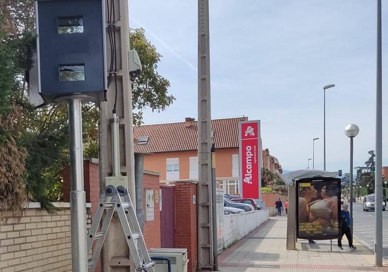 Instalación de radar en avenida de Madrid.