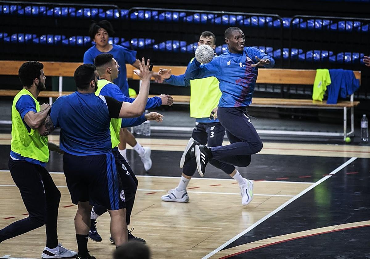 Ruben Gonçalves Ledi prepara el brazo para lanzar durante su primer entrenamiento con el Ciudad de Logroño.