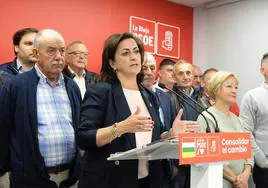 La secretaria general del PSOE riojano, Concha Andreu, durante su comparecencia junto a los alcaldes, representantes y candidatos de los pequeños municipios del PSOE.