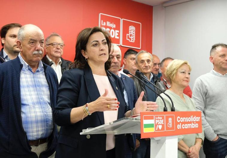 La secretaria general del PSOE riojano, Concha Andreu, durante su comparecencia junto a los alcaldes, representantes y candidatos de los pequeños municipios del PSOE.