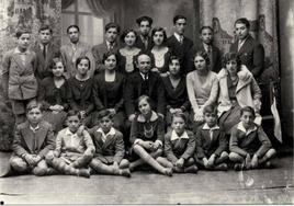 Pedro Gutiérrez con un grupo de alumnos de música.