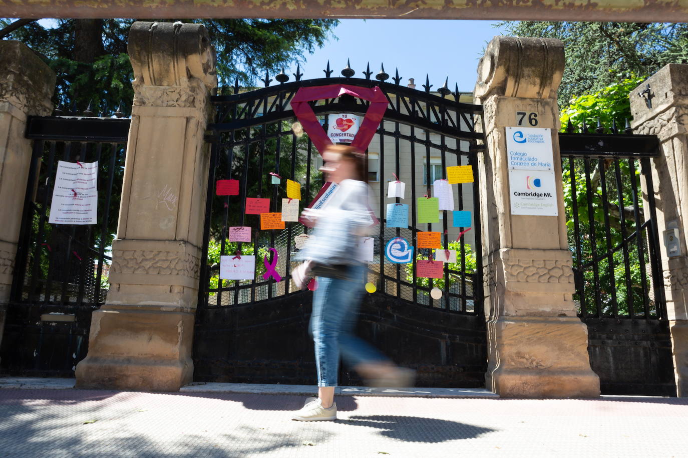 Protestas simbólica a las puertas de Escolapias en 2020.