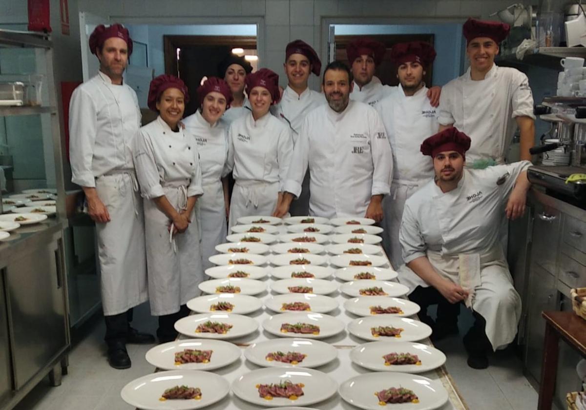 Un grupo de alumnos, con los platos preparados.