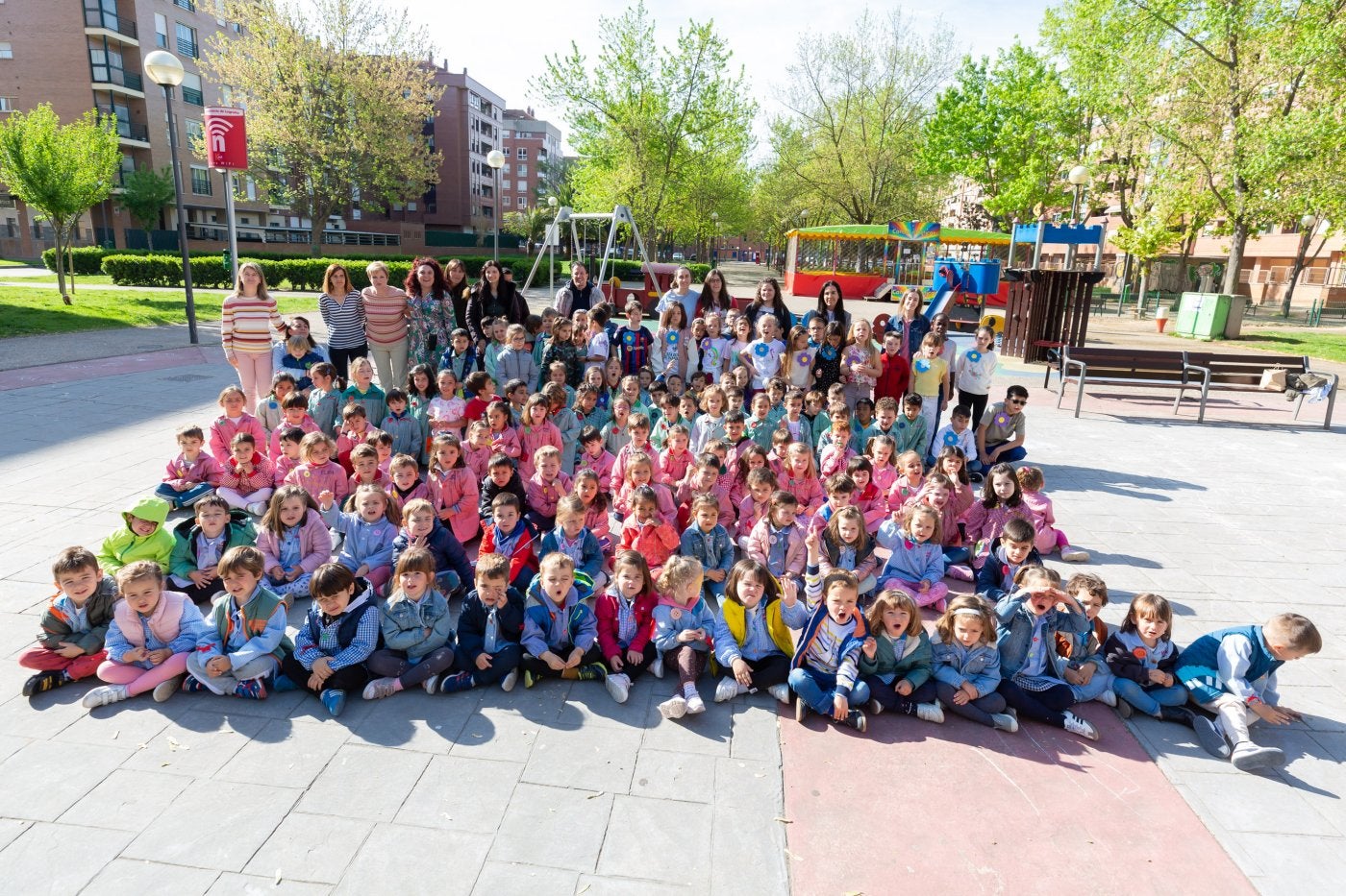 Alumnos y profesores del colegio de Cascajos posan en una de las cuatro ubicaciones de la actividad, el parque Rosalía de Castro.