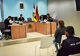 La mujer acusada, ayer en el Juzgado de lo Penal 2 de Logroño, escoltada por la Policía.