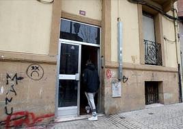 Portal del número 16 de la avenida de Navarra donde se produjo la agresión sexual en grupo.