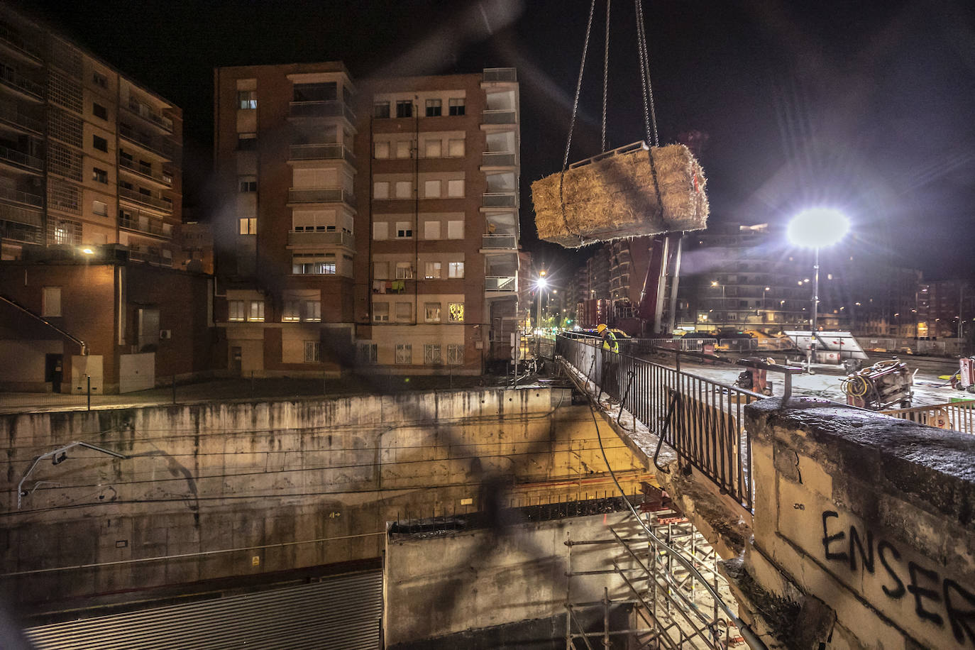 Los trabajos nocturnos de la grúa de Vara de Rey