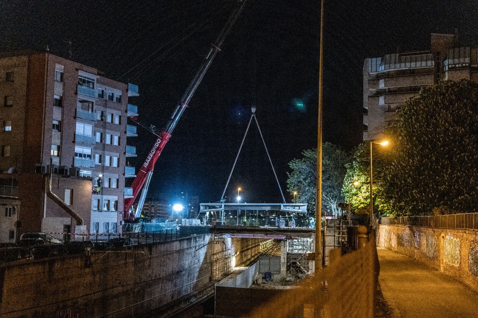 El desmontaje del puente de Vara de Rey, de día y de noche