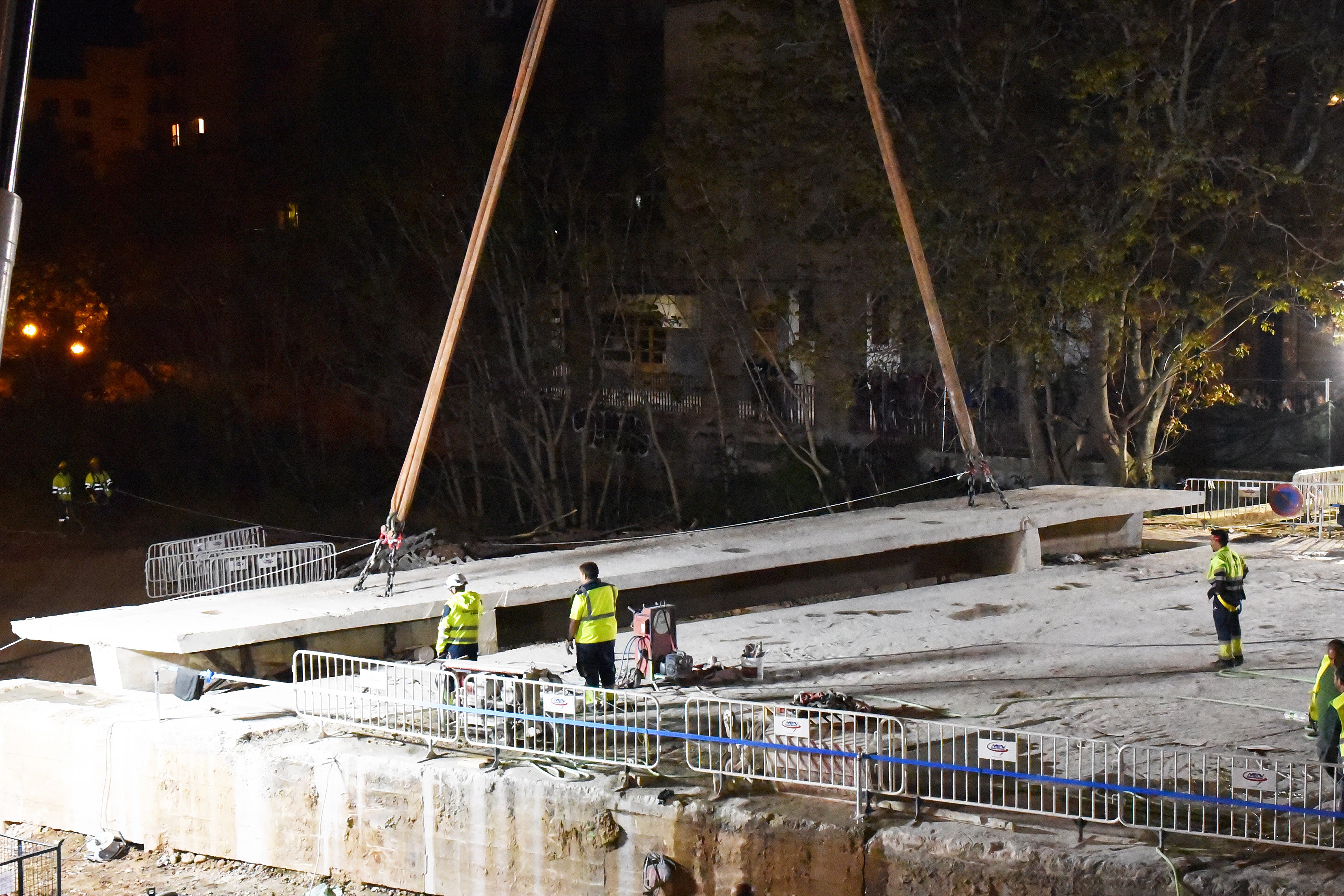 El desmontaje del puente de Vara de Rey, de día y de noche