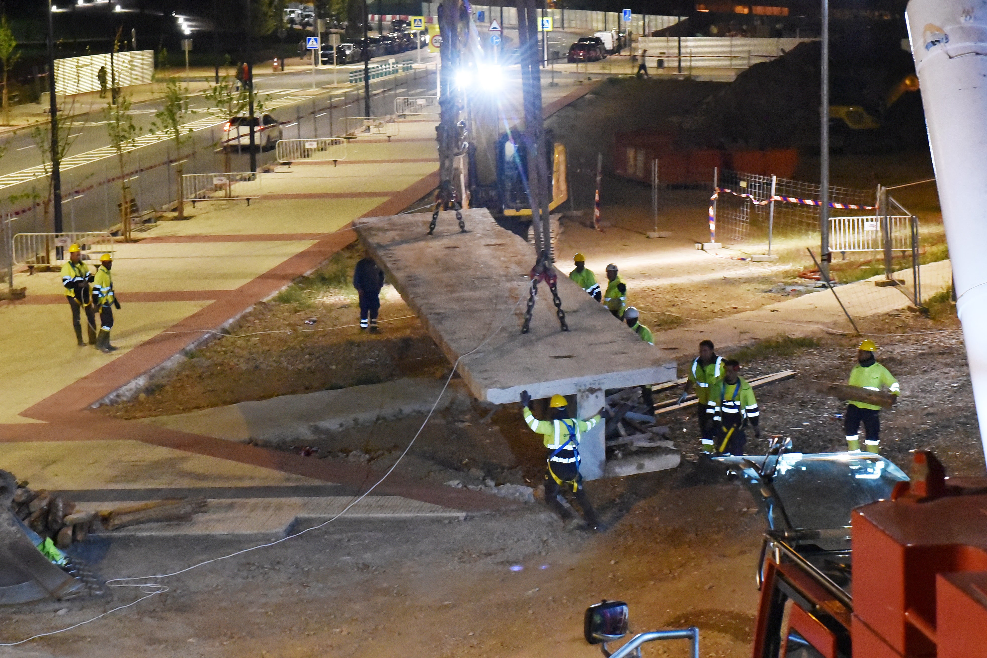 El desmontaje del puente de Vara de Rey, de día y de noche