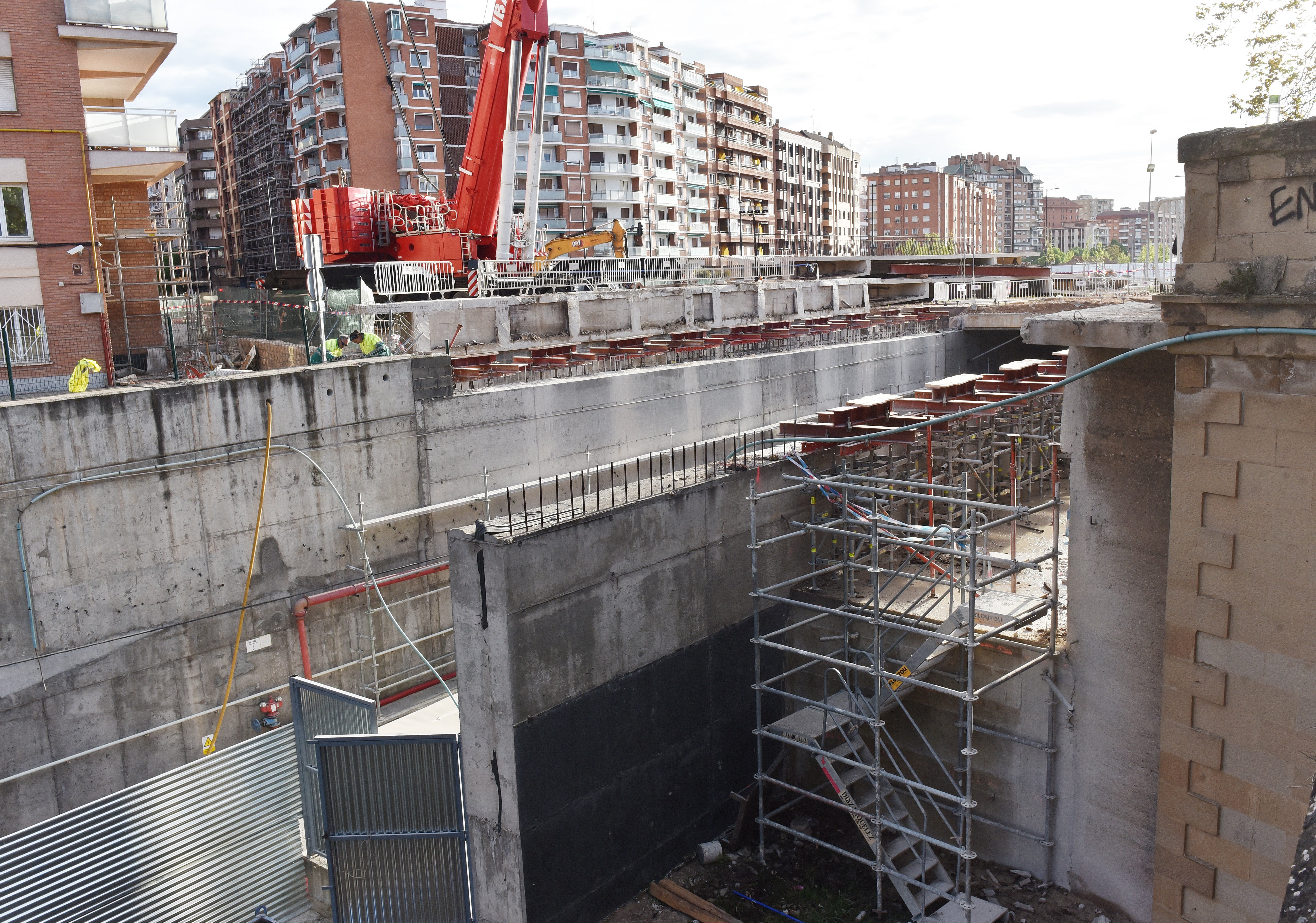 El desmontaje del puente de Vara de Rey, de día y de noche