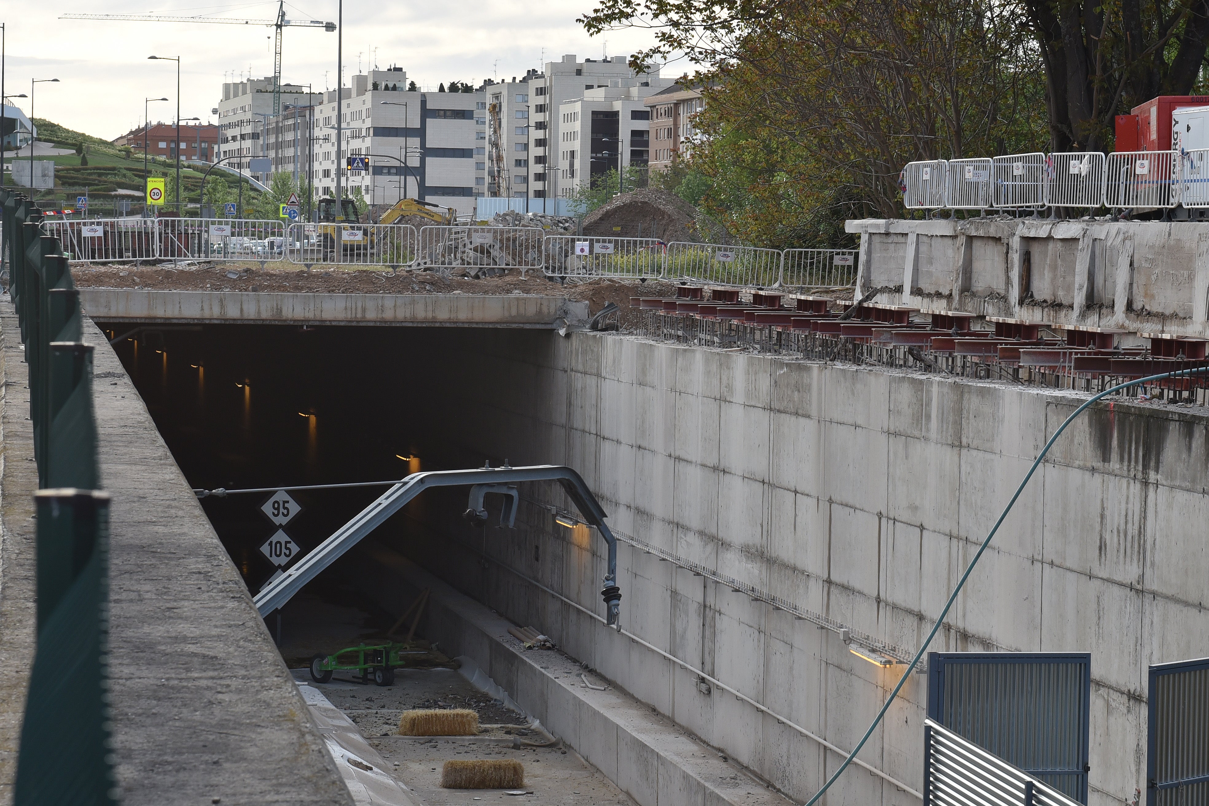 El desmontaje del puente de Vara de Rey, de día y de noche