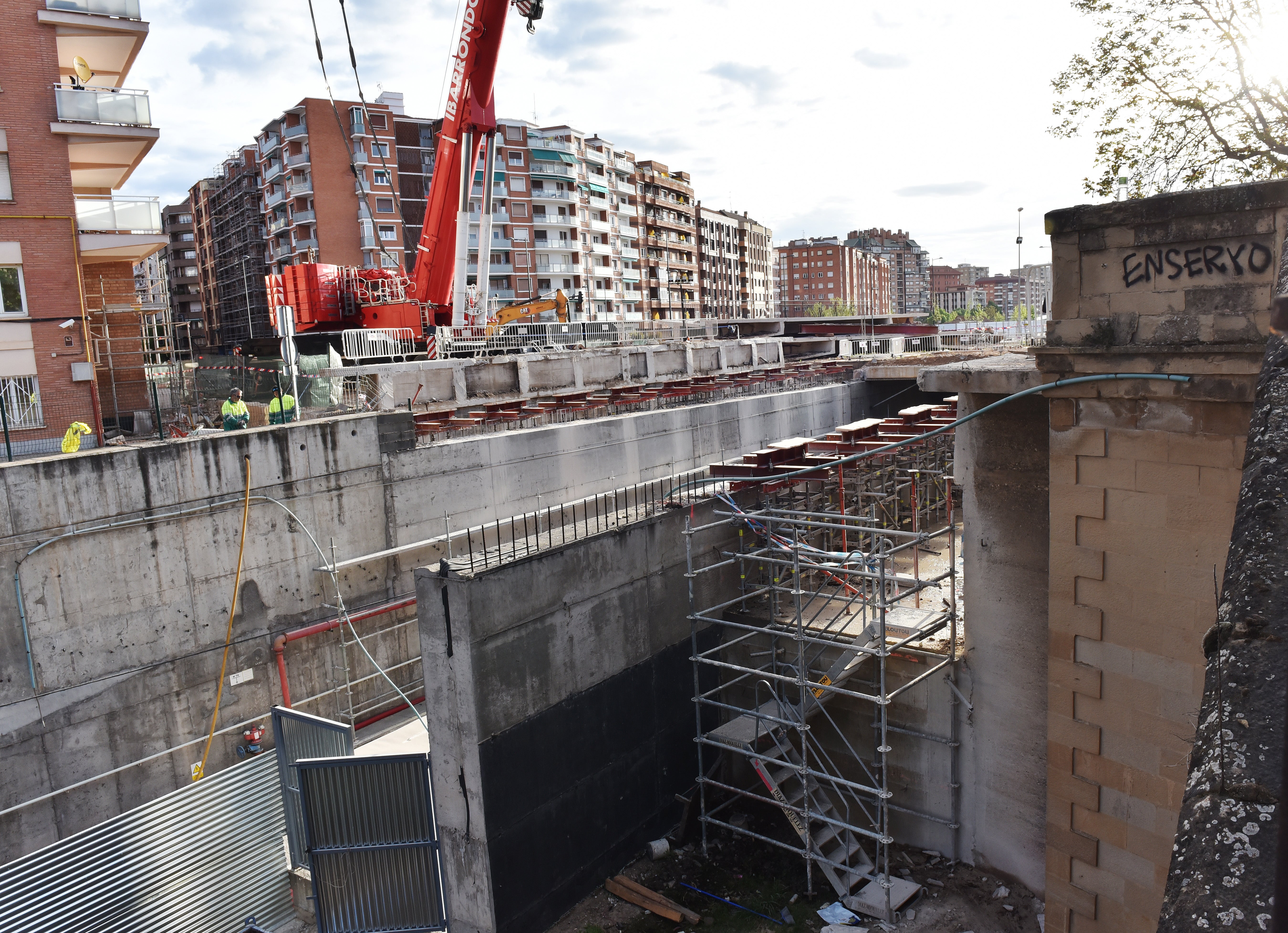 El desmontaje del puente de Vara de Rey, de día y de noche