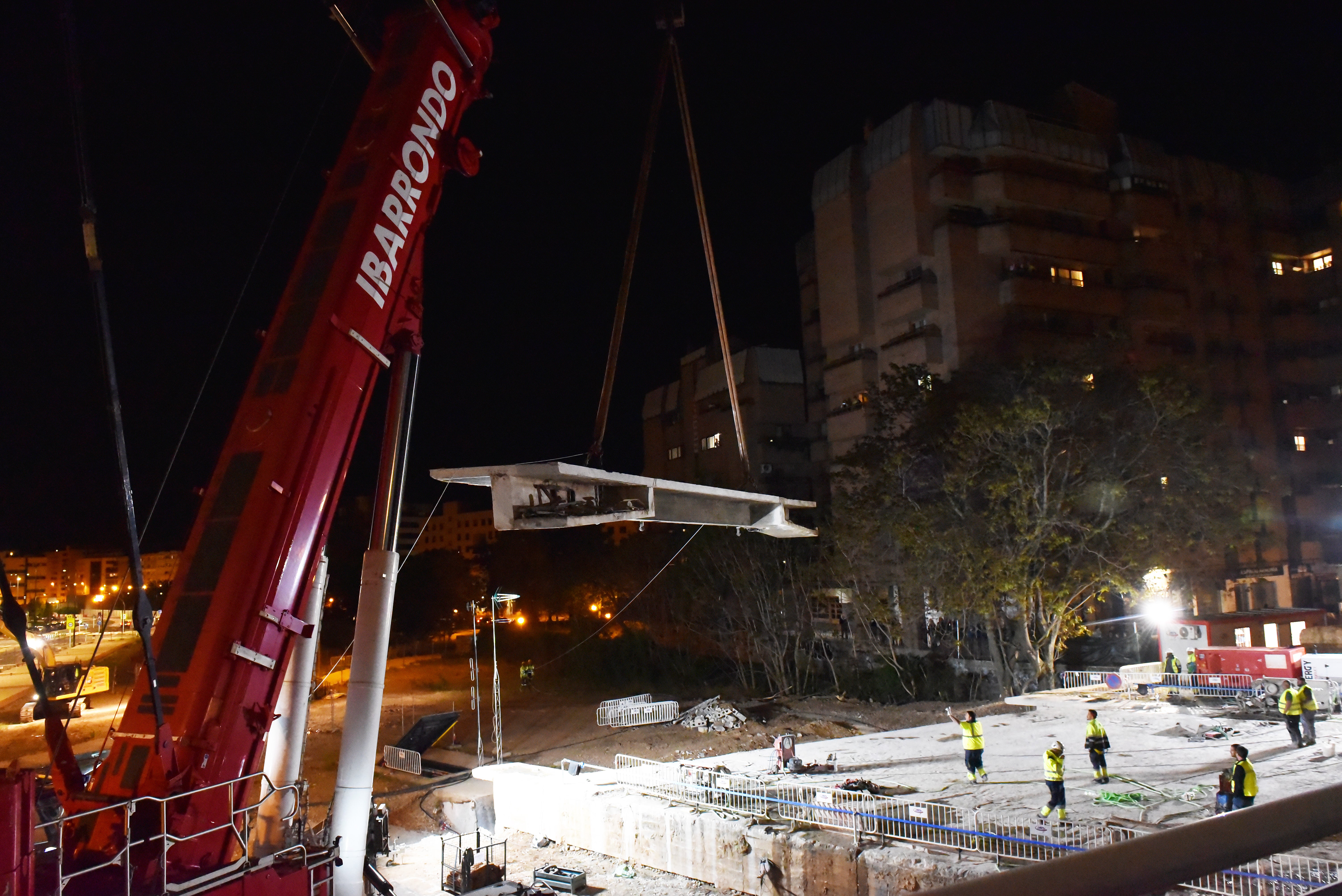 El desmontaje del puente de Vara de Rey, de día y de noche