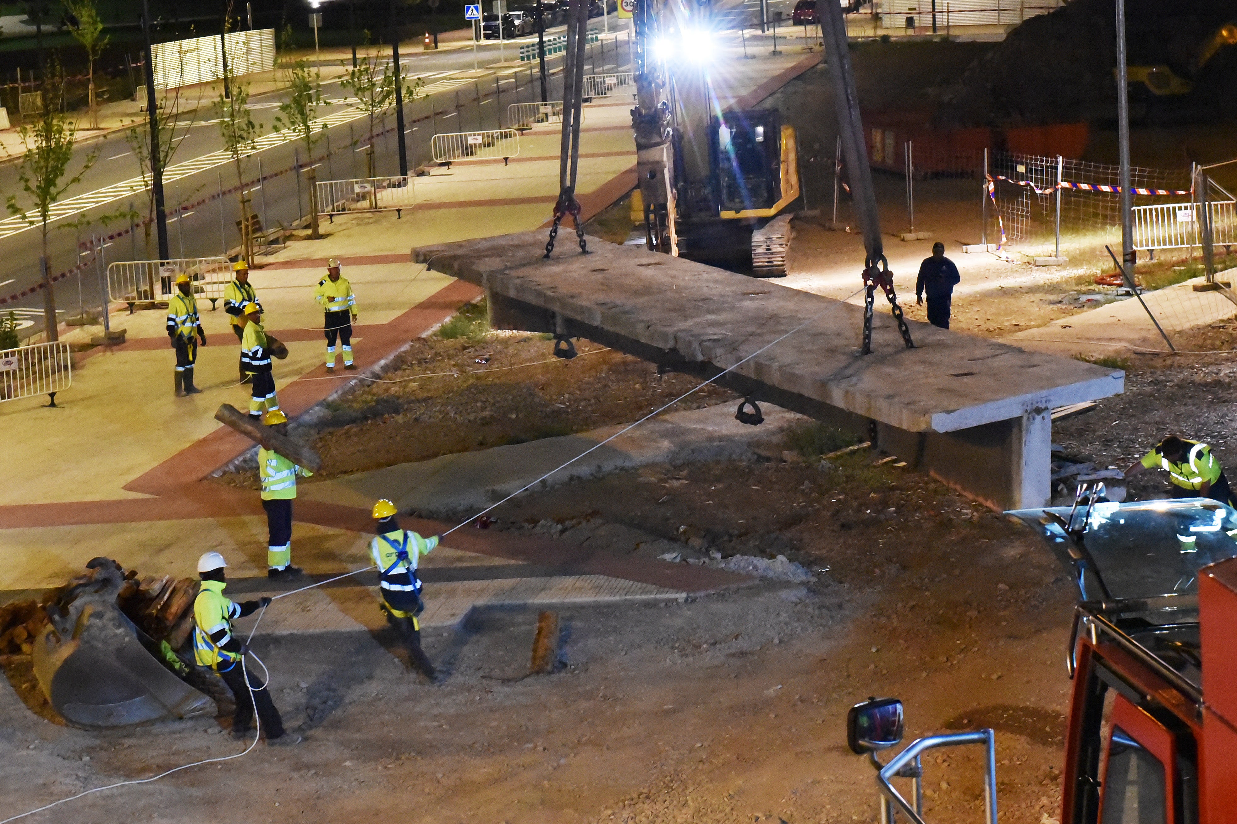 El desmontaje del puente de Vara de Rey, de día y de noche